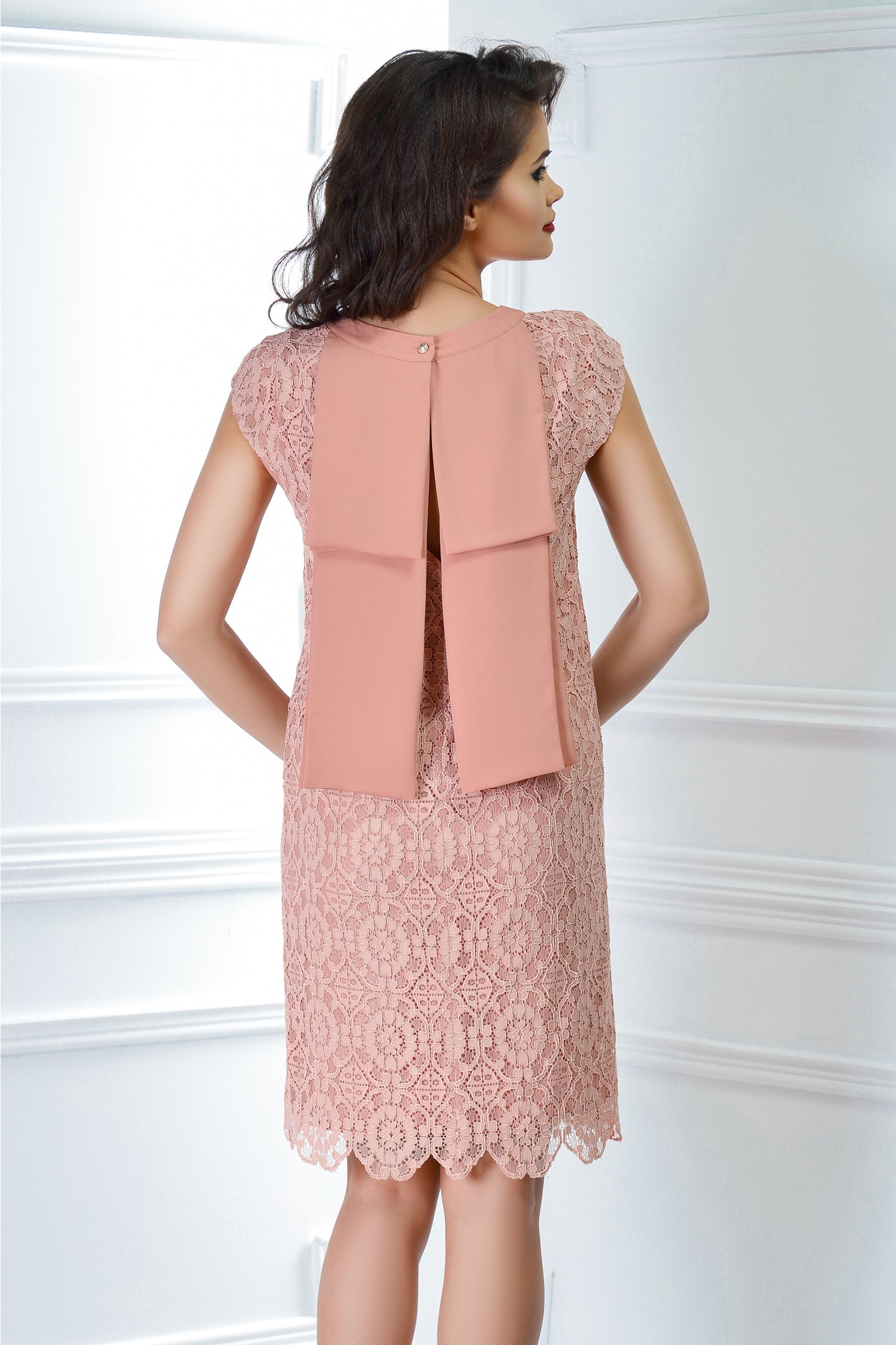 Rochie Inna roz pudra din dantela croi drept