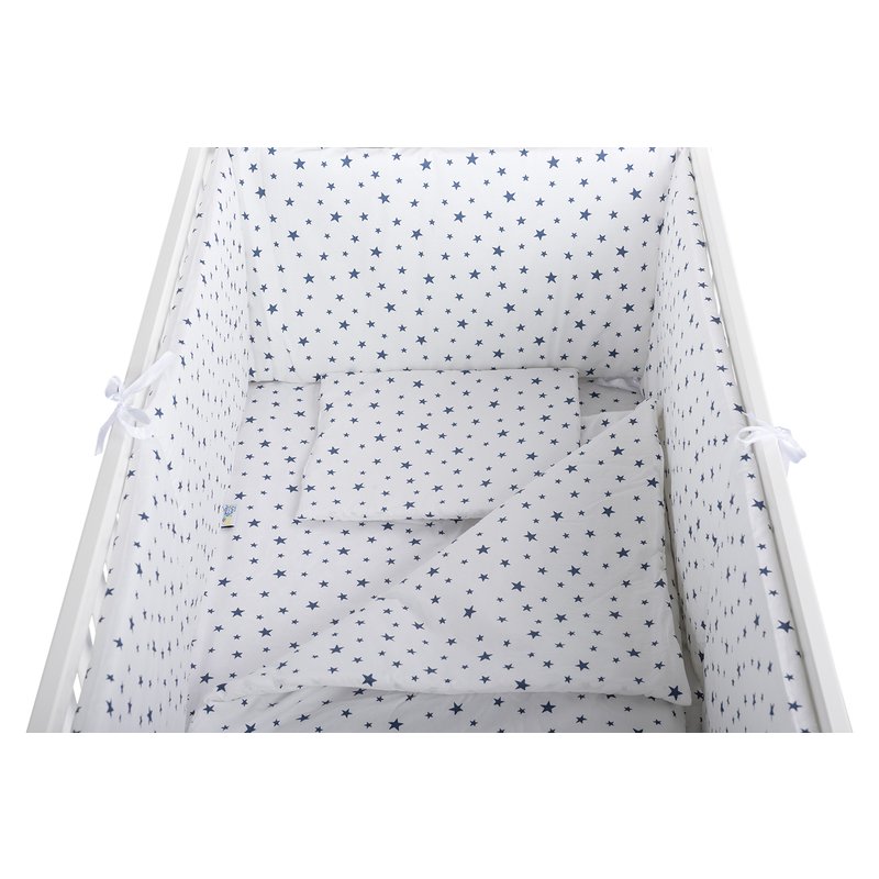 BabyNeeds - Lenjerie patut 5 piese, Cu doua protectii laterale, Pernuta, Plapumioara, Cearceaf, Din bumbac, Pentru patut 120x60 cm, Alb cu stelute albastre