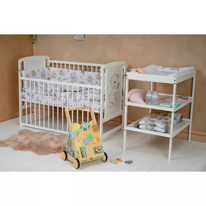 Babyneeds - Patut din lemn de pin Timmi 120x60 cm Cu laterala culisanta, EN716-1, EN716-2, Inaltime saltea reglabila pe 3 nivele, Laterala cu 3 bete detasabile, Alb + Saltea 8 cm + Qmini - Masuta de schimbat, 70x50 cm, Alb