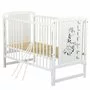Patut din lemn bebe, 120x60 cm, Cu laterala culisanta, Din lemn de pin si mdf, Stabil si rezistent, Inaltime saltea reglabila pe 3 nivele, Laterala cu 3 bete detasabile, EN716-1, EN716, Alb, Babyneeds, Timmi Girafa + Saltea 10 cm - 5