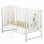 Patut din lemn bebe, 120x60 cm, Cu laterala culisanta, Din lemn de pin si mdf, Stabil si rezistent, Inaltime saltea reglabila pe 3 nivele, Laterala cu 3 bete detasabile, EN716-1, EN716-2, Alb, Babyneeds, Timmi Girafa + Saltea 8 cm - 11