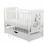 Patut din lemn bebe, 120x60 cm, Cu sertar cu capac, Din lemn de pin si mdf, Stabil si rezistent, Inaltime saltea reglabila pe 3 nivele, Laterala cu 3 bete detasabile, EN716-1, EN716-2, Alb, Babyneeds, Timmi Girafa + Saltea 10 cm - 5
