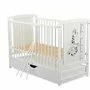 Patut din lemn bebe, 120x60 cm, Cu sertar cu capac, Din lemn de pin si mdf, Stabil si rezistent, Inaltime saltea reglabila pe 3 nivele, Laterala cu 3 bete detasabile, EN716-1, EN716-2, Alb, Babyneeds, Timmi Girafa + Saltea 12 cm - 9