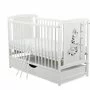 Patut din lemn bebe, 120x60 cm, Cu sertar cu capac, Din lemn de pin si mdf, Stabil si rezistent, Inaltime saltea reglabila pe 3 nivele, Laterala cu 3 bete detasabile, EN716-1, EN716-2, Alb, Babyneeds, Timmi Girafa + Saltea 12 cm - 2