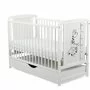 Patut din lemn bebe, 120x60 cm, Cu sertar cu capac, Din lemn de pin si mdf, Stabil si rezistent, Inaltime saltea reglabila pe 3 nivele, Laterala cu 3 bete detasabile, EN716-1, EN716-2, Alb, Babyneeds, Timmi Girafa + Saltea 12 cm - 6