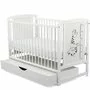 Patut din lemn bebe, 120x60 cm, Cu sertar cu capac, Din lemn de pin si mdf, Stabil si rezistent, Inaltime saltea reglabila pe 3 nivele, Laterala cu 3 bete detasabile, EN716-1, EN716-2, Alb, Babyneeds, Timmi Girafa + Saltea 12 cm - 5