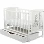Patut din lemn bebe, 120x60 cm, Cu sertar cu capac, Din lemn de pin si mdf, Stabil si rezistent, Inaltime saltea reglabila pe 3 nivele, Laterala cu 3 bete detasabile, EN716-1, EN716-2, Alb, Babyneeds, Timmi Girafa + Saltea 12 cm - 7