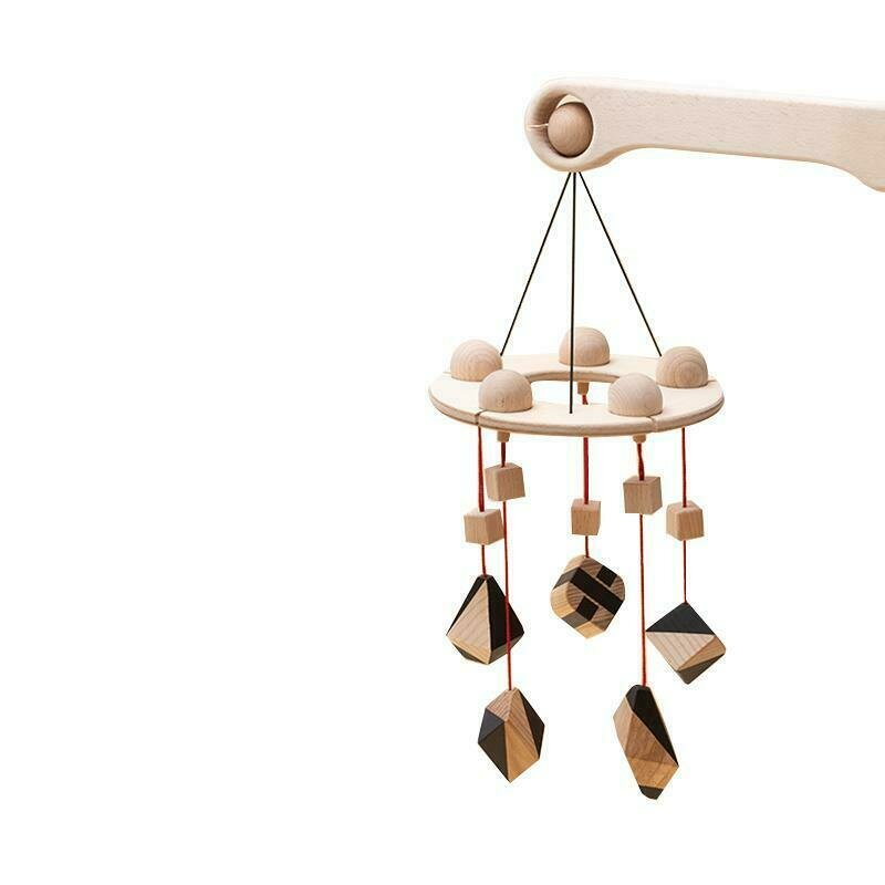 Mobbli - carusel patut bebelusi mobile, cu 5 jucarii natur-negru corpuri geometrice, lemn,