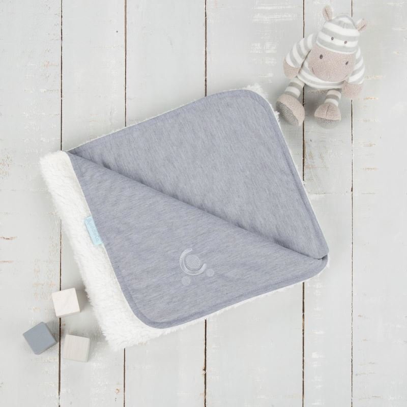 CuddleCo. - Paturica reversibila din tricot/fleece 90x70 cm Comfi Love Grey