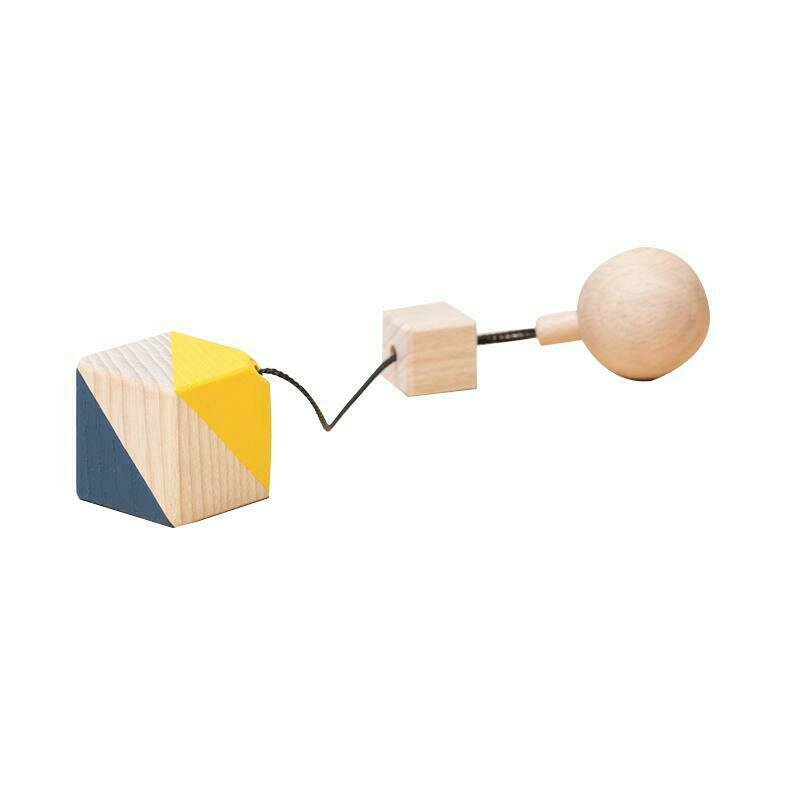 Mobbli - jucarie din lemn corp geometric cub, colorat, pentru carusel / centru de activitati,