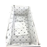 Lenjerie de pat bebelusi 140x70 cm cu aparatori laterale pufoase  cearșaf  păturică dubla și pernuta slim Deseda  Coronite gri pe alb