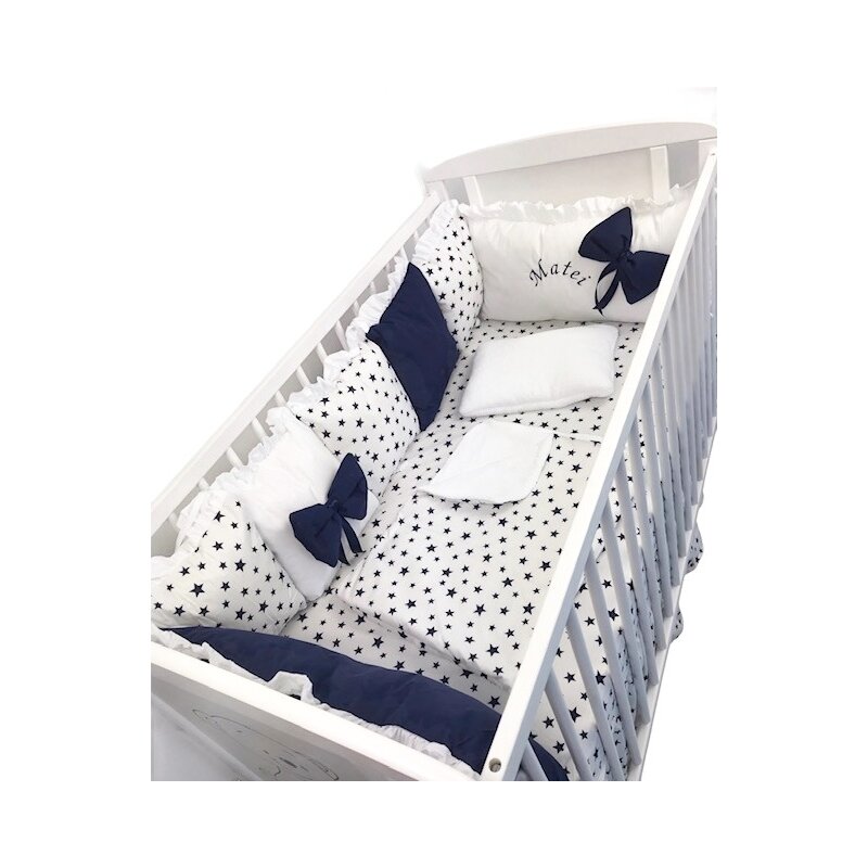 Deseda - lenjerie personalizata pat 120x60 cm cu aparatori din 7 pernute pufoase cu volanase perna paturica si cearsaf cu volan alb-bleumarin cu stelute