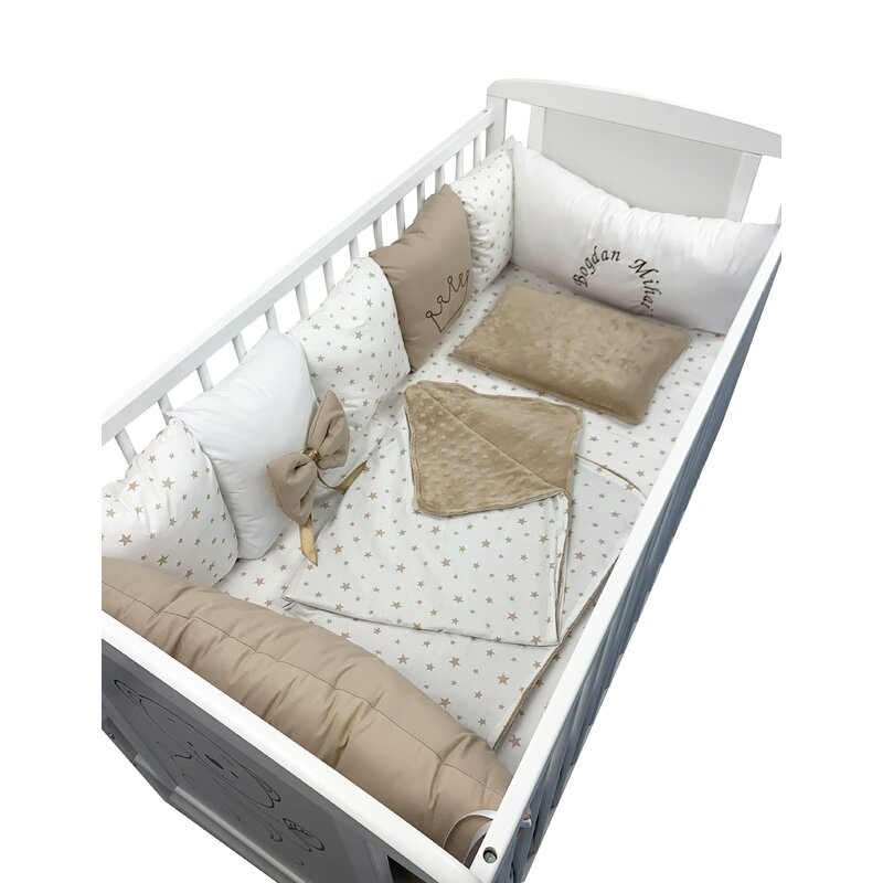 Deseda - lenjerie personalizata pat 120x60 cm cu aparatori din 7 pernute pufoase perna paturica si cearsaf cu volan bej - stelute bej pe alb