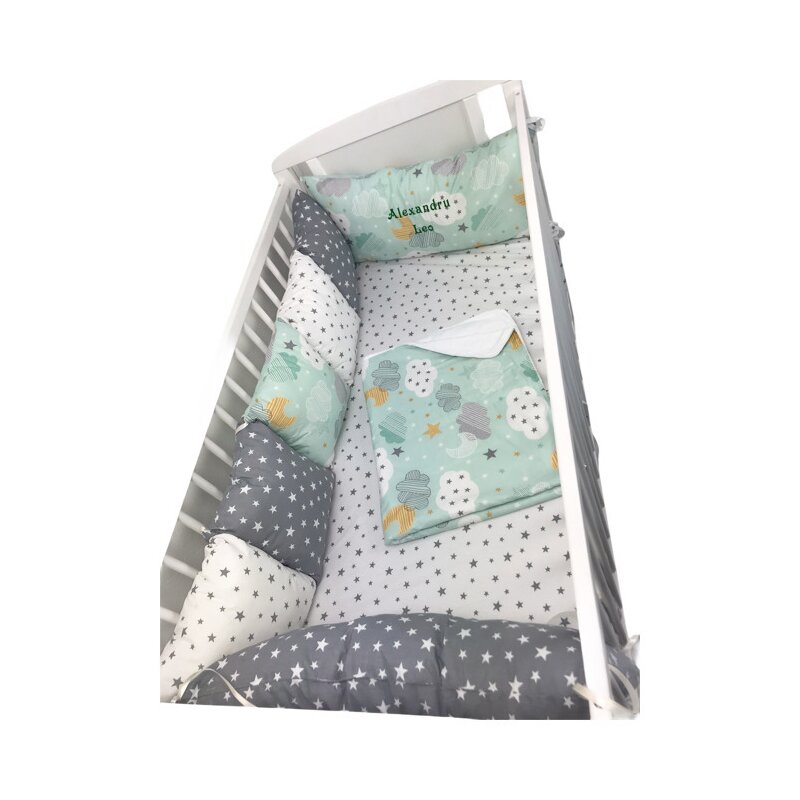 Deseda - lenjerie personalizata pat 120x60 cm cu aparatori din 7 pernute pufoase perna paturica si cearsaf cu volan norisori cu luna vernil cu stelute gri