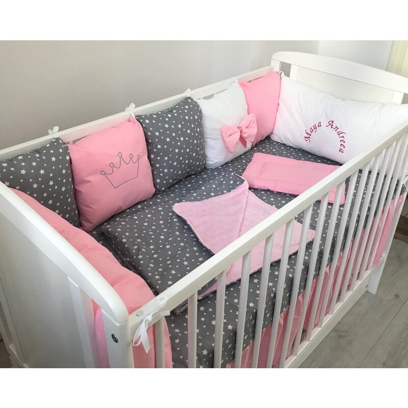 Deseda - lenjerie personalizata pat 120x60 cm cu aparatori din 7 pernute pufoase perna paturica si cearsaf cu volan roz - stelute pe gri