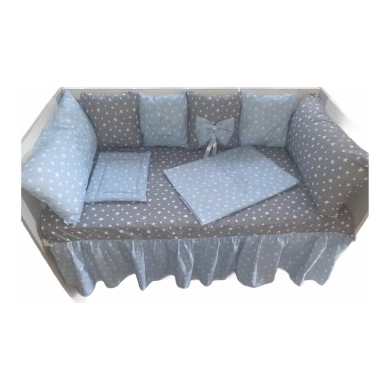 Deseda - lenjerie personalizata pat 120x60 cm cu aparatori din 7 pernute pufoase perna paturica si cearsaf cu volan stelute pe bleo - stelu?›e pe gri