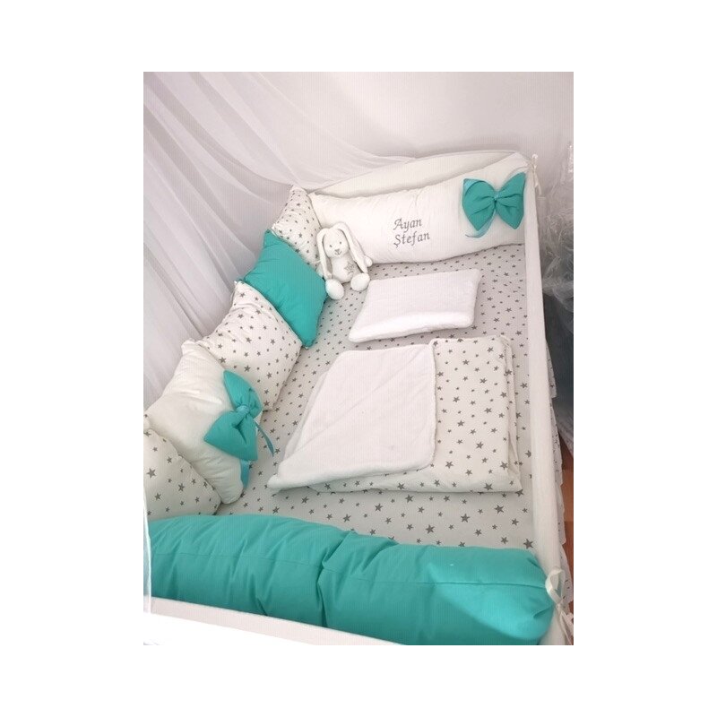 Deseda - lenjerie personalizata pat 120x60 cm cu aparatori din 7 pernute pufoase perna paturica si cearsaf cu volan verde menta - alb cu stelute gri
