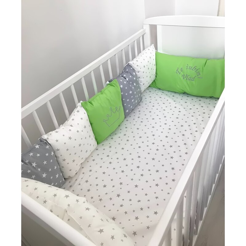 Deseda - lenjerie personalizata pat 120x60 cm cu aparatori din 7 pernute pufoase perna paturica si cearsaf cu volan verde - stelute gri pe alb