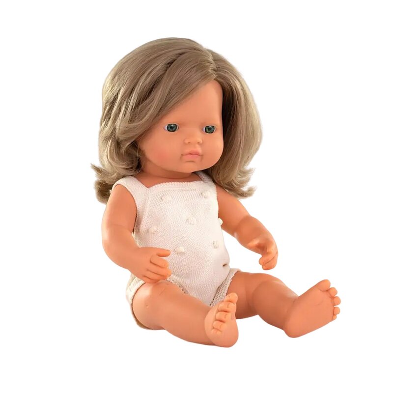 Papusa 38 cm, fetita europeana cu par blond inchis, imbracata in salopeta tricotata