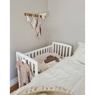 Patut bebe din lemn masiv, laterala culisabila si inaltime reglabila a saltelei, bedside Alice Alb cu saltea comfort 100x50 cm