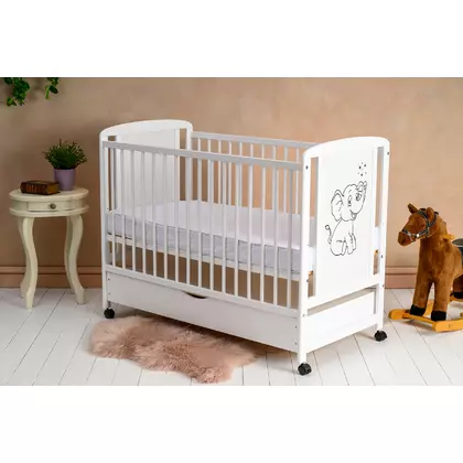 Patut din lemn bebe, 120x60 cm, Cu sertar, Din lemn de pin si mdf, Stabil si rezistent, Inaltime saltea reglabila pe 3 nivele, Laterala cu 3 bete detasabile, EN716-1, EN716-2, Alb, Qmini, Timmi Elephant + Saltea 8 cm