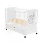 Patut din lemn bebe, 120x60 cm, Cu sertar, Din lemn de pin si mdf, Stabil si rezistent, Inaltime saltea reglabila pe 3 nivele, Laterala cu 3 bete detasabile, EN716-1, EN716-2, Alb, Qmini, Timmi Elephant + Saltea 8 cm - 10
