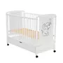 Patut din lemn bebe, 120x60 cm, Cu sertar, Din lemn de pin si mdf, Stabil si rezistent, Inaltime saltea reglabila pe 3 nivele, Laterala cu 3 bete detasabile, EN716-1, EN716-2, Alb, Qmini, Timmi Elephant + Saltea 8 cm - 5