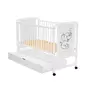 Patut din lemn bebe, 120x60 cm, Cu sertar, Din lemn de pin si mdf, Stabil si rezistent, Inaltime saltea reglabila pe 3 nivele, Laterala cu 3 bete detasabile, EN716-1, EN716-2, Alb, Qmini, Timmi Elephant + Saltea 8 cm - 7