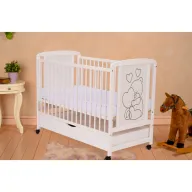 Patut din lemn bebe, 120x60 cm, Cu sertar, Din lemn de pin si mdf, Stabil si rezistent, Inaltime saltea reglabila pe 3 nivele, Laterala cu 3 bete detasabile,  EN716-1, EN716-2, Alb, Qmini, Timmi Heart