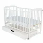 Patut din lemn bebe, 120x60 cm, Cu sertar cu capac, Din lemn de pin si mdf, Stabil si rezistent, Inaltime saltea reglabila pe 3 nivele, Laterala cu 3 bete detasabile, EN716-1, EN716-2, Alb, Babyneeds, Ola + Saltea 8 cm - 5