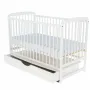 Patut din lemn bebe, 120x60 cm, Cu sertar cu capac, Din lemn de pin si mdf, Stabil si rezistent, Inaltime saltea reglabila pe 3 nivele, Laterala cu 3 bete detasabile, EN716-1, EN716-2, Alb, Babyneeds, Ola + Saltea 8 cm - 6