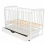 Patut din lemn bebe, 120x60 cm, Cu sertar cu capac, Din lemn de pin si mdf, Stabil si rezistent, Inaltime saltea reglabila pe 3 nivele, Laterala cu 3 bete detasabile, EN716-1, EN716-2, Alb, Babyneeds, Ola + Saltea 8 cm - 9