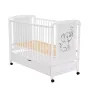 Patut din lemn bebe, 120x60 cm, Cu sertar, Din lemn de pin si mdf, Stabil si rezistent, Inaltime saltea reglabila pe 3 nivele, Laterala cu 3 bete detasabile, EN716-1, EN716-2, Alb, Qmini, Timmi Elephant + Saltea 10 cm - 5