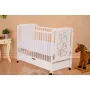 Patut din lemn bebe, 120x60 cm, Cu sertar, Din lemn de pin si mdf, Stabil si rezistent, Inaltime saltea reglabila pe 3 nivele, Laterala cu 3 bete detasabile,  EN716-1, EN716-2, Alb, Qmini, Timmi Heart - 1
