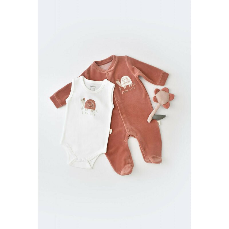 Set Broscuta cu salopeta si body din 80%bumbac organic si 20% poliester - Caramiziu, BabyCosy (Marime: 3-6 Luni)