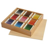 Set de 63 placute colorate intr-o cutie din lemn