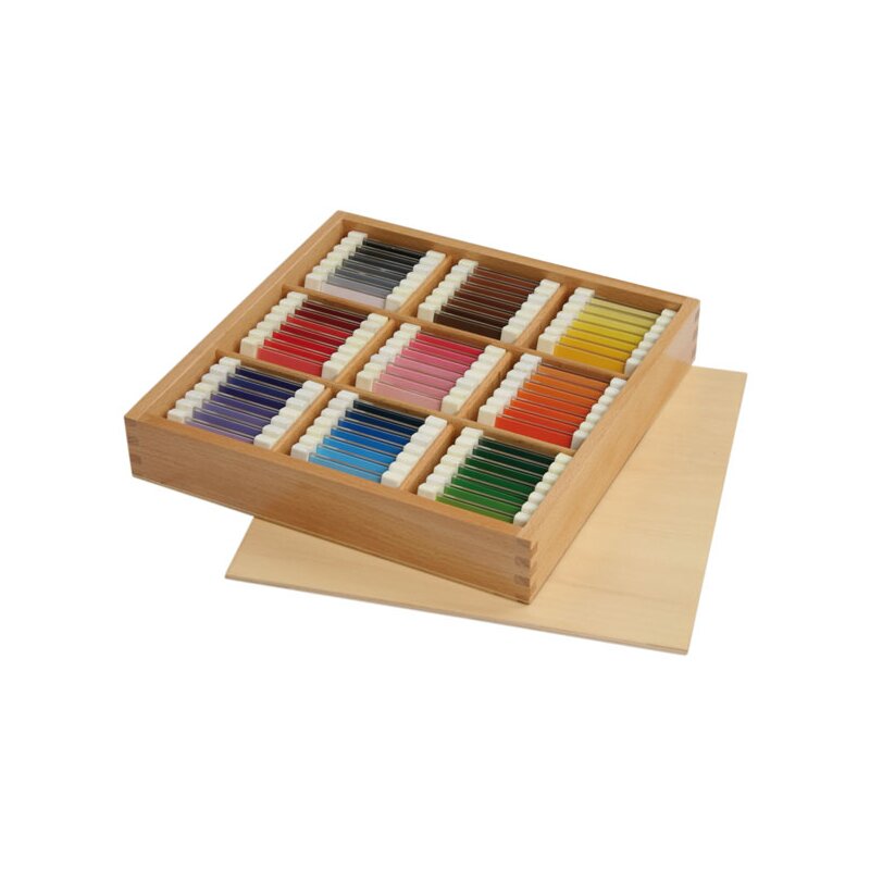 intr o cutie sunt 35 de nasturi Set de 63 placute colorate intr-o cutie din lemn