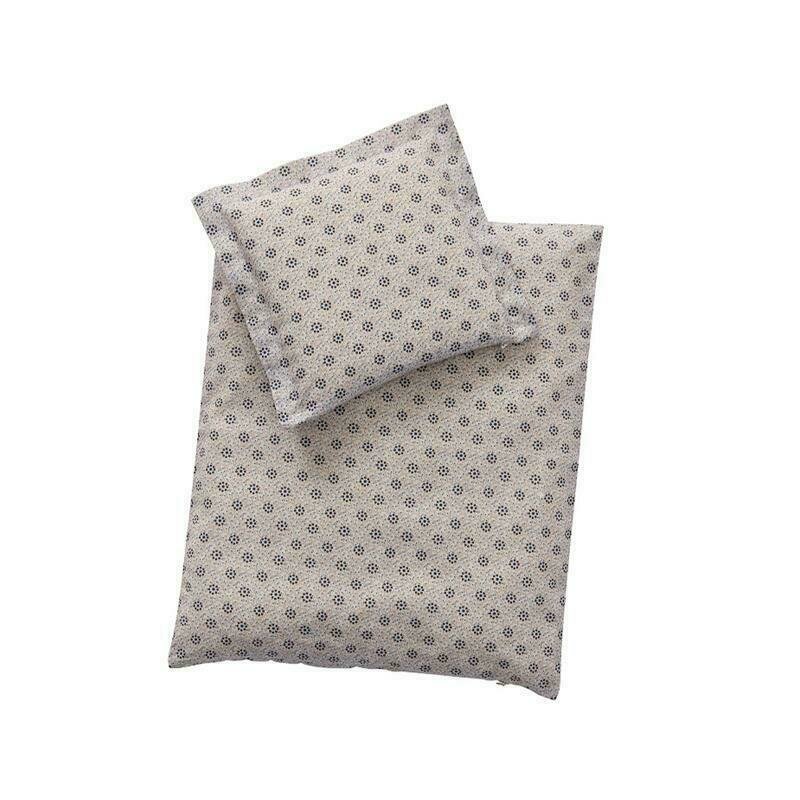 byAstrup - Set lenjerie de pat pentru papusi, perna si pilota, imprimeu motive gri, +3 ani,