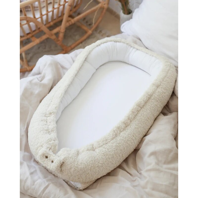 Suport de dormit Babynest Premium Bumbac Organic si tesatura bucle Crem, Teddy by BabyLy, 80x50 cm