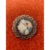 Brosa rotunda Balerina cu rochia alba diametru 3.8 cm