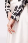Bluză Caramel  elegantă din satin cu guler căzut alb-negru B4512 thumbnail picture - 