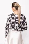 Bluză Caramel  elegantă din satin cu guler căzut alb-negru B4512 thumbnail picture - 