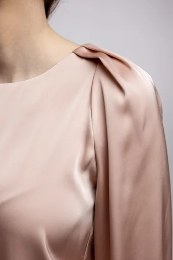 Bluză Caramel elegantă din satin cu pliuri la roz B4414