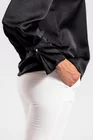 Bluză Caramel lejeră din satin cu pliu la mânecă neagră B4429 thumbnail picture - 