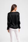 Bluză Caramel lejeră din satin cu pliu la mânecă neagră B4429 thumbnail picture - 