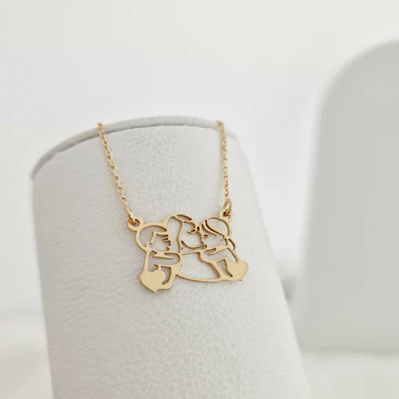 Anya Szívében Nyaklánc - Anya és Gyermekei Kezdőbetűkkel - 18K Sárga Aranyozott 925 Sterling Ezüst - Körkapocs