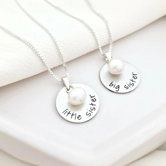 Big & Little Sister Nyaklánc Szett – 925 Sterling Ezüst és Gyöngycsepp Charm