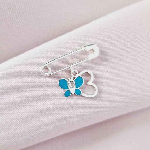 Biztostű Bross – Szálló pillangó – 925 Sterling Ezüst, türkiz zománccal és Swarovski kristállyal