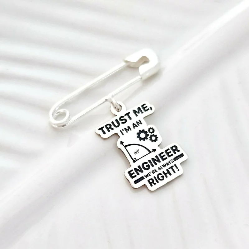 Biztostű Bross – Trust me I'm an engineer – 925 Sterling Ezüst