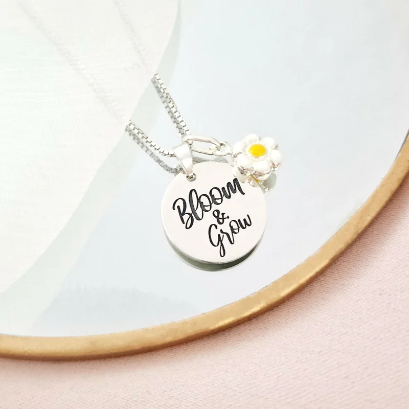 Bloom & Grow Nyaklánc – Gravírozott Medál és Virág Charm – 925 Sterling Ezüst